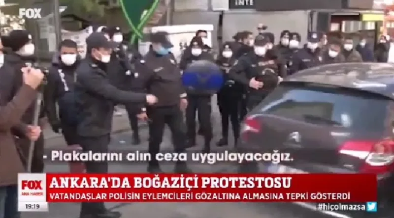 Trump'ı Protesto Eden Askerin Kolunu Polis Kırdı - İlgili Görsel