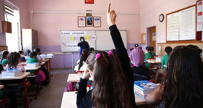 Öfke Patlaması: Öğretmen Eski Okuluna Saldırdı - İlgili Görsel