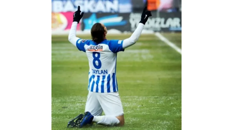 Beşiktaş Taraftarı Taylan ve Halil'i Protesto Ediyor - İlgili Görsel