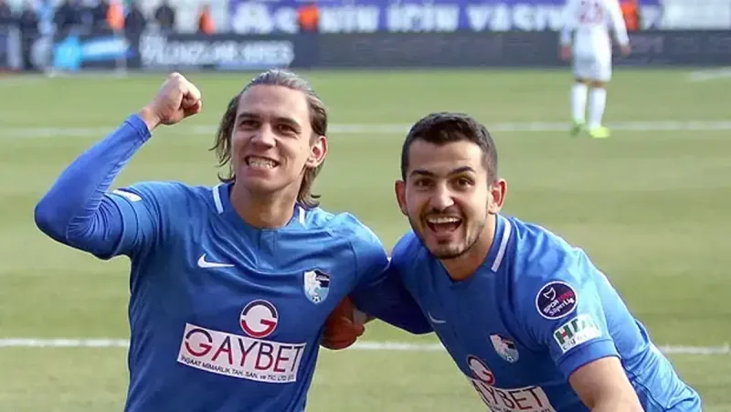 Beşiktaş Taraftarı Taylan ve Halil'i Protesto Ediyor - İlgili Görsel