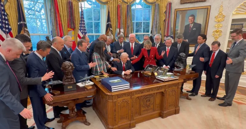 Trump'a Dokunup Dua Ettiler - İlgili Görsel