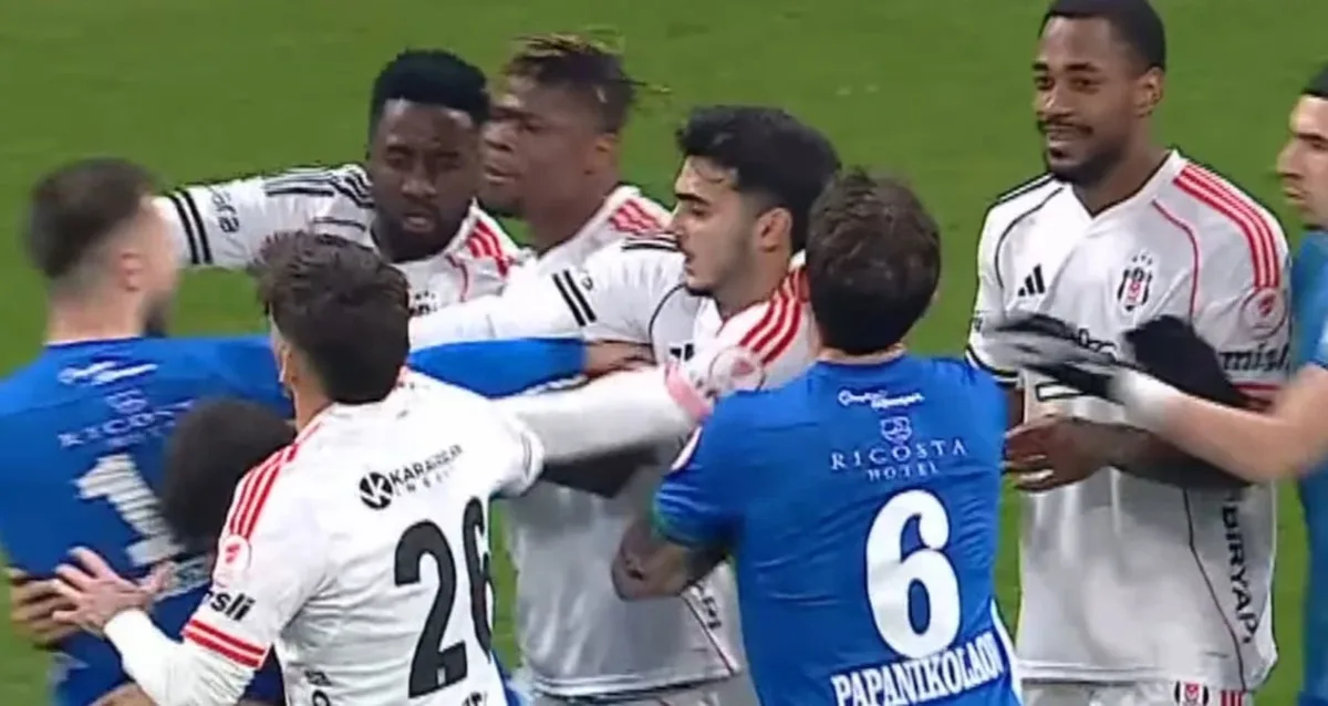 Beşiktaş taraftarları protesto ediyor