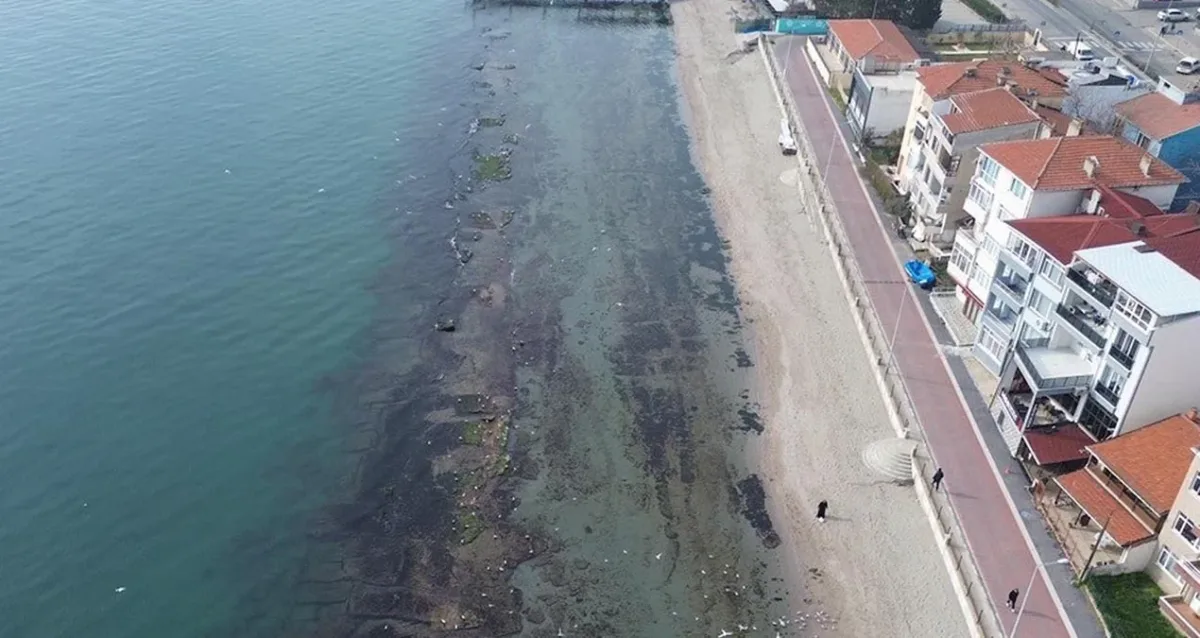 Türkiye'de deniz 7 metre çekildi, sular altında kalmış tarihi Kral Yolu ortaya çıktı.