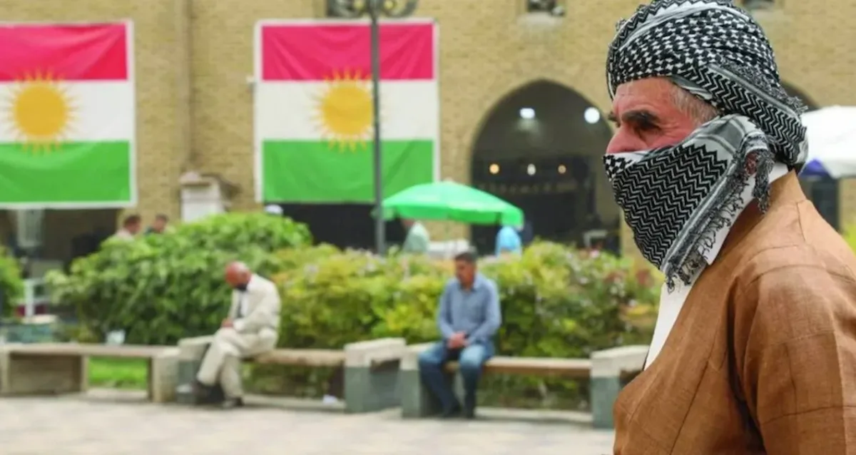 Irak haritası üzerinde beliren çatlakları gösteren soyut bir görsel.